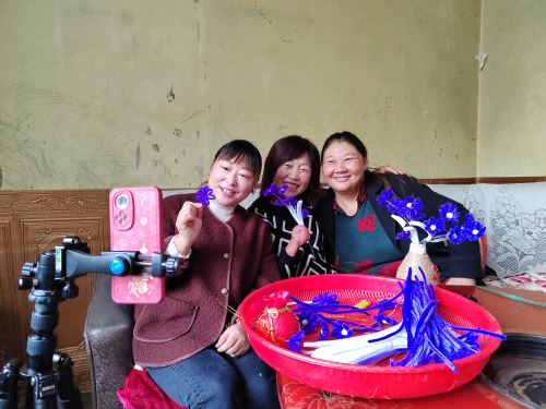 徐明清和姐妹们一起开直播