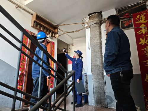 镇坪县城关镇消防所联合多方力量持续开展“清楼道”专项整治行动3