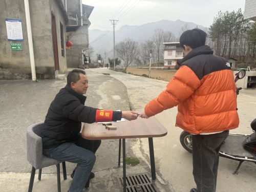 护林员郭发春正对进山人员进行细致排查