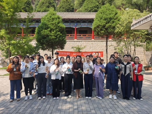5月29日上午，在端午佳节来临之际，陕煤地质一九四公司与铜川市印台区图书馆在古朴幽静的孟姜女祠内，共同举办粽香沁书页 诗韵话端阳读书分享会。1田笑宁