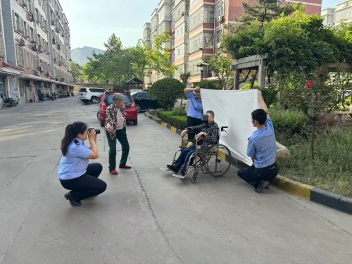 韩城公安龙门派出所：上门“办证”“送证”  民警将“窗口”开进群众家