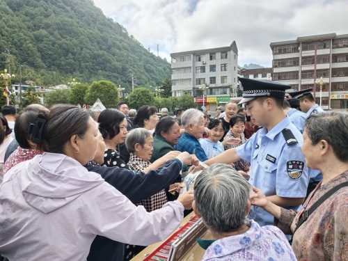 共筑禁毒长城，守护绿色家园 ——镇巴县公安局开展“6·26”国际禁毒日 主题宣传活动