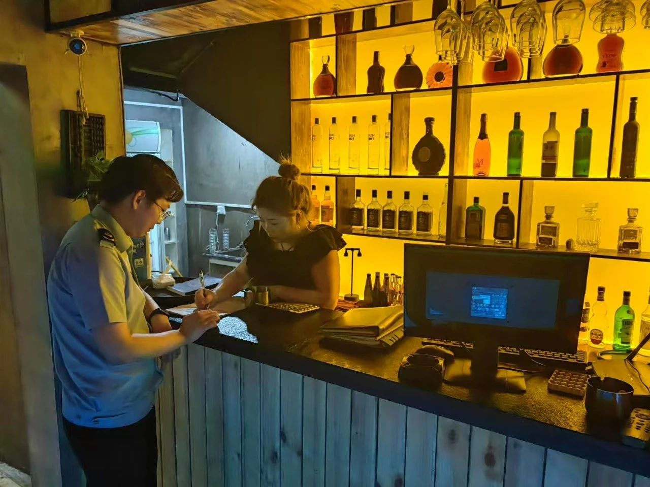 岚皋：市场监管开展夜查，筑牢“村BA”赛事安全网