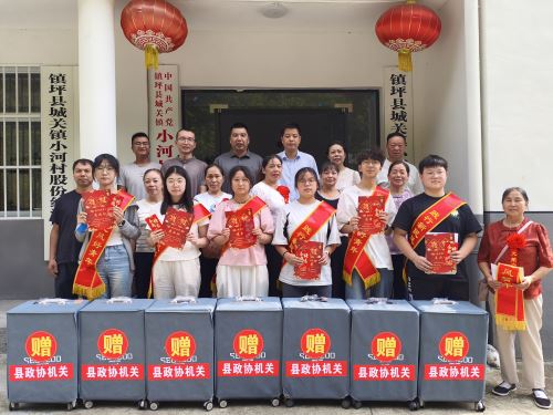 8月14日，小河村村委会内，一场由黎定亮资助的集体升学正在举行