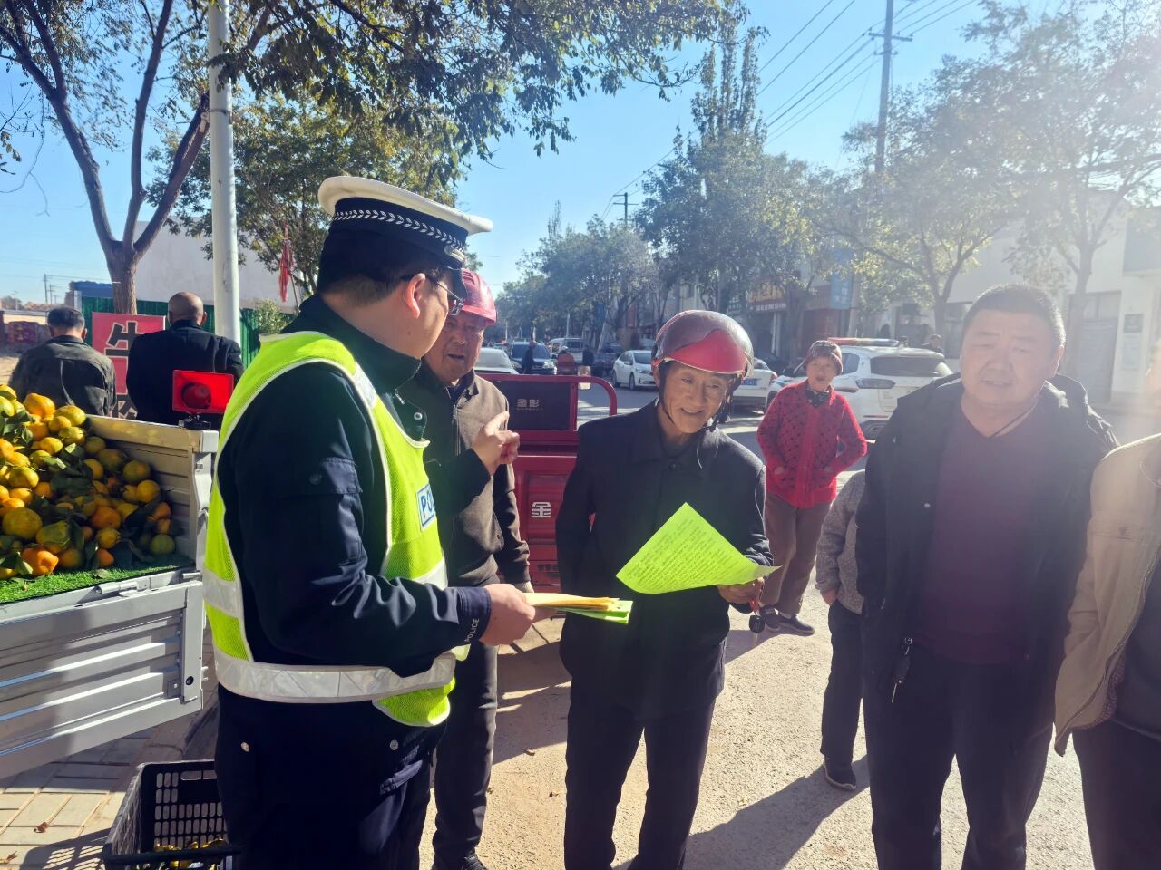 定边交警进集市  暖心宣传护平安