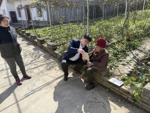 石泉农商银行：上门服务，传递温暖