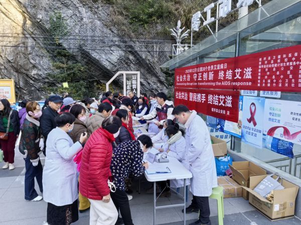 镇坪多部门携手进社区，共筑防艾禁毒健康防线