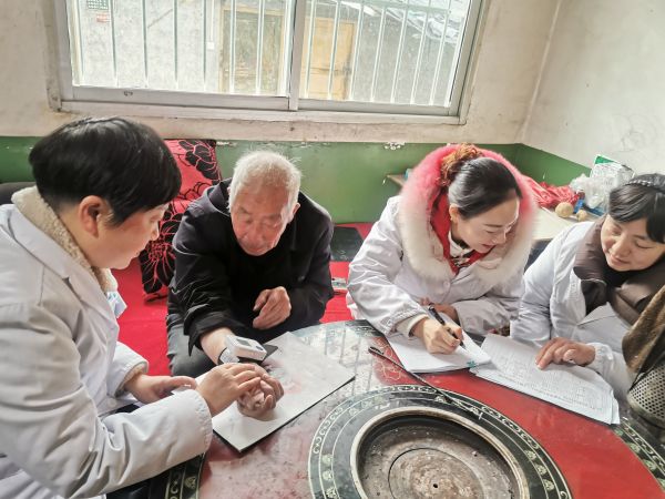 入户走访查病情 大病救治暖人心——镇坪县医院开展大病救治巡诊工作