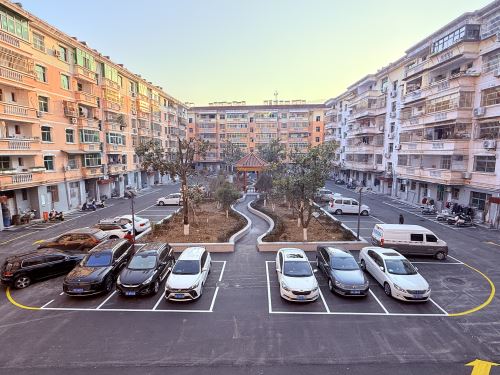 汉阴县城关镇新城社区：党建引领“焕新”老小区  居民喜送牌匾赞新颜