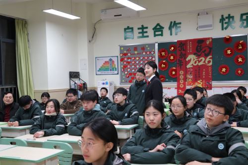 法官与学生互动