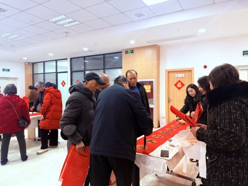 翰墨飘香迎新春 义写春联暖新城 ——汉阴县新城社区开展主题党日活动为居民送祝福