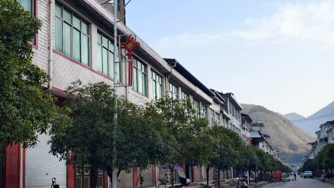 镇巴县仁村镇：“三线”改造让“天际线”换新颜