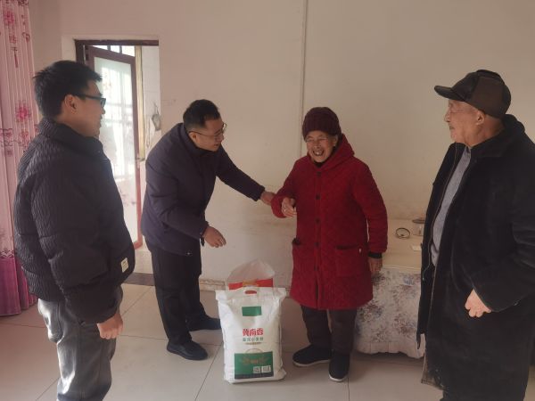 新春送福暖民心！紫阳县供销联社赴堰碥村，把“五福”送到群众家门口