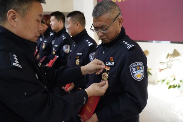 甘泉公安：送奖到岗暖警心 砥砺奋进新征程