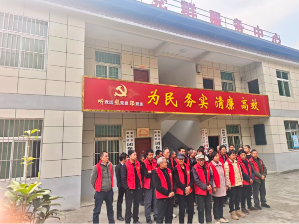 践行雷锋精神 美化宜居家园——紫阳县洄水镇开展学雷锋志愿服务活动