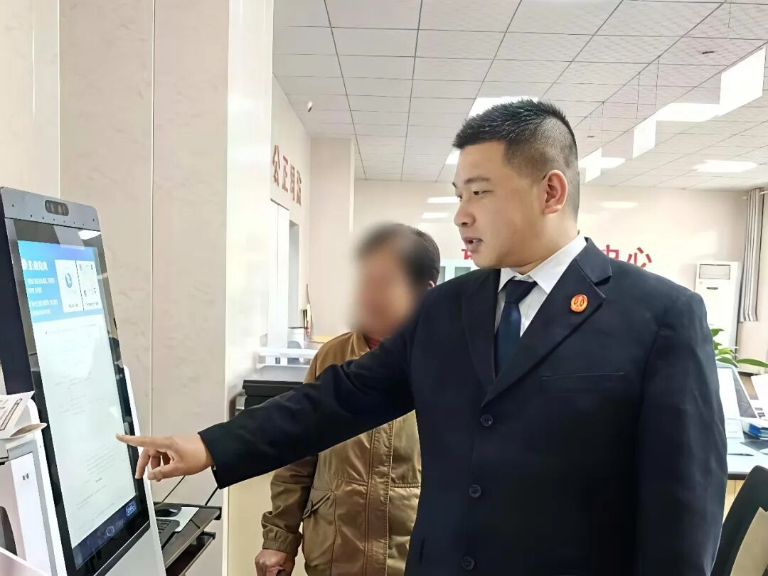 智慧诉服简立案 温情适老护“民薪”——潼关法院诉讼服务中心贴心助力七旬老人维权立案