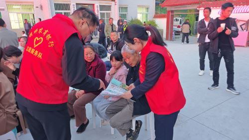 书香润心田 金融护万家—— 镇坪农商银行曙坪支行开展金融知识进乡村宣传活动