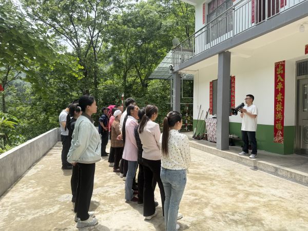 紫阳县麻柳镇堰碥村开展防汛防滑应急实战演练   
