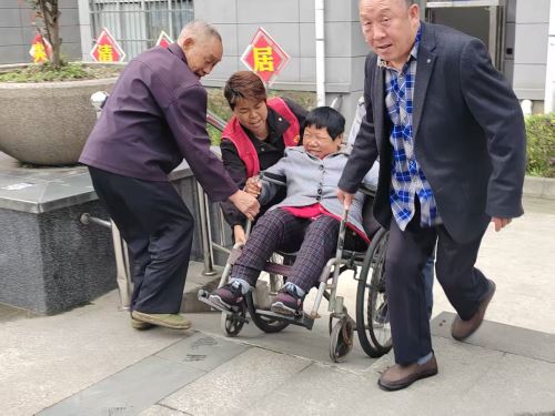紫云南郡社区网格员李燕莉工作照 紫云南郡社区网格员李燕莉工作照