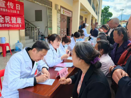 健康义诊下基层 服务老人践初心 ——柞水县杏坪镇中心卫生院公益义诊筑牢老年健康防线