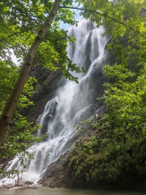 醉美秦巴水景出圈——汉阴县观音峡瀑布惊艳登陆央视频道
