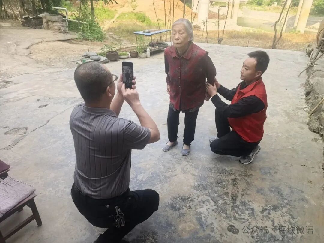 凤县坪坎镇：上门免费拍照 破解特殊群体“办证难”