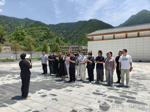 踏寻红色故土 传承革命精神—— 陕西警察学院走进红岩寺镇开展党日活动