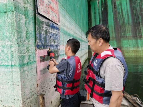 汉阴县洞河水库开展水位标尺专项维保工作