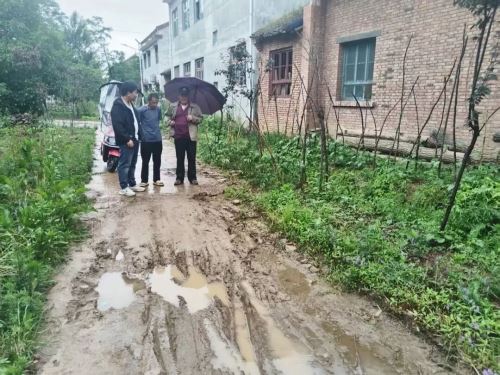 传承洛惠渠宝贵传统 不等不靠修好便民路——洛南县永丰社区群众自发修缮破损路面