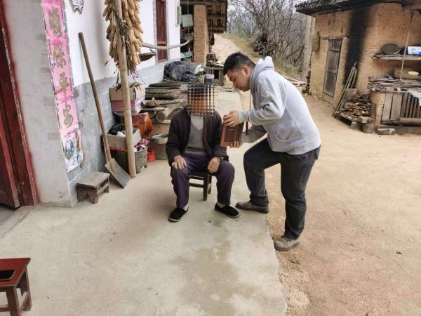 帮扶贷款助农户 林下种养“致富花”