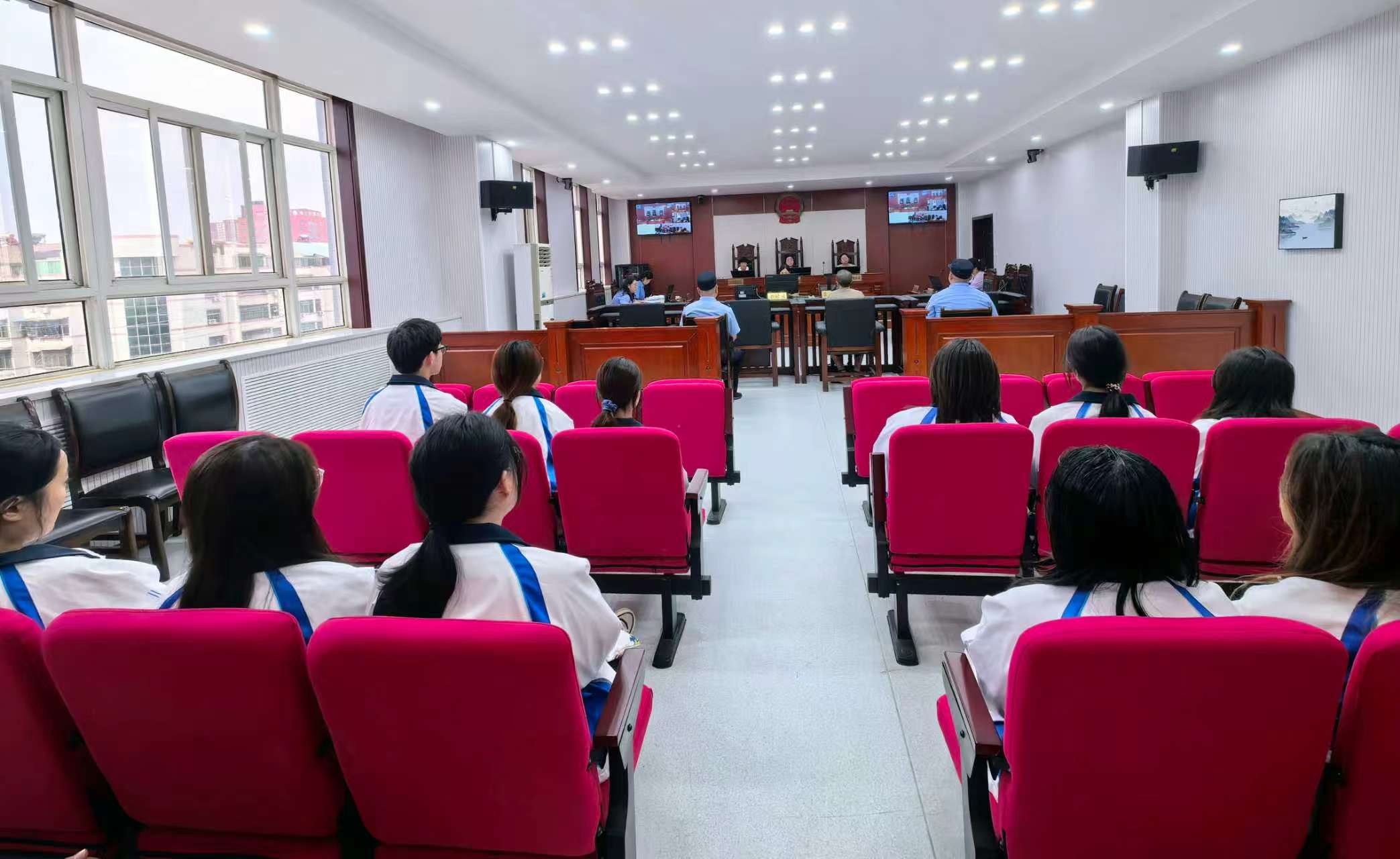庭审现场变身法治课堂！ 泾阳法院联合陕西理工大学高科学院开展沉浸式反诈警示教育