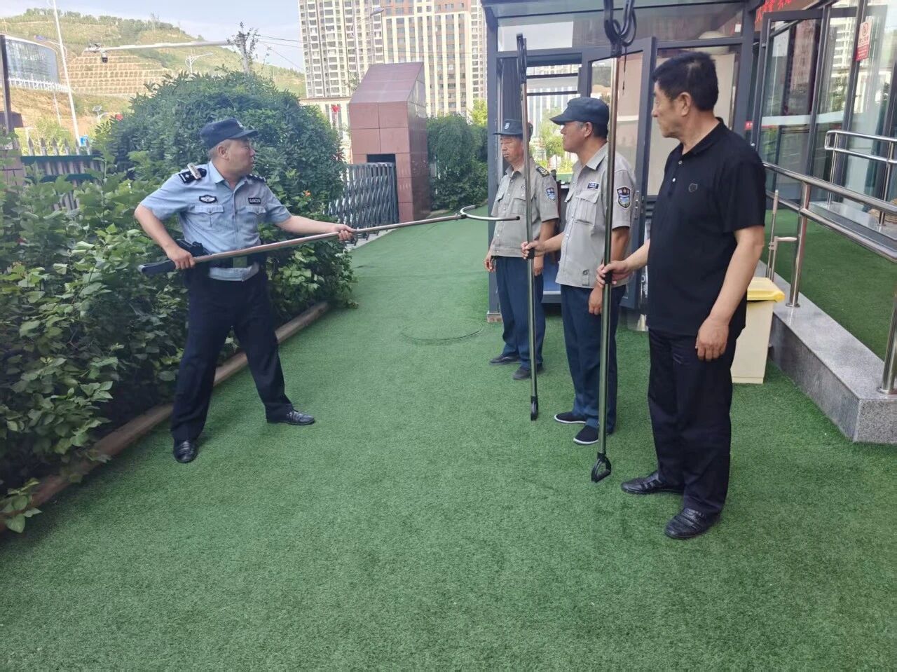 以练促防 守护校园平安｜清涧公安特巡警进校园开展反恐演练及最小应急单元培训