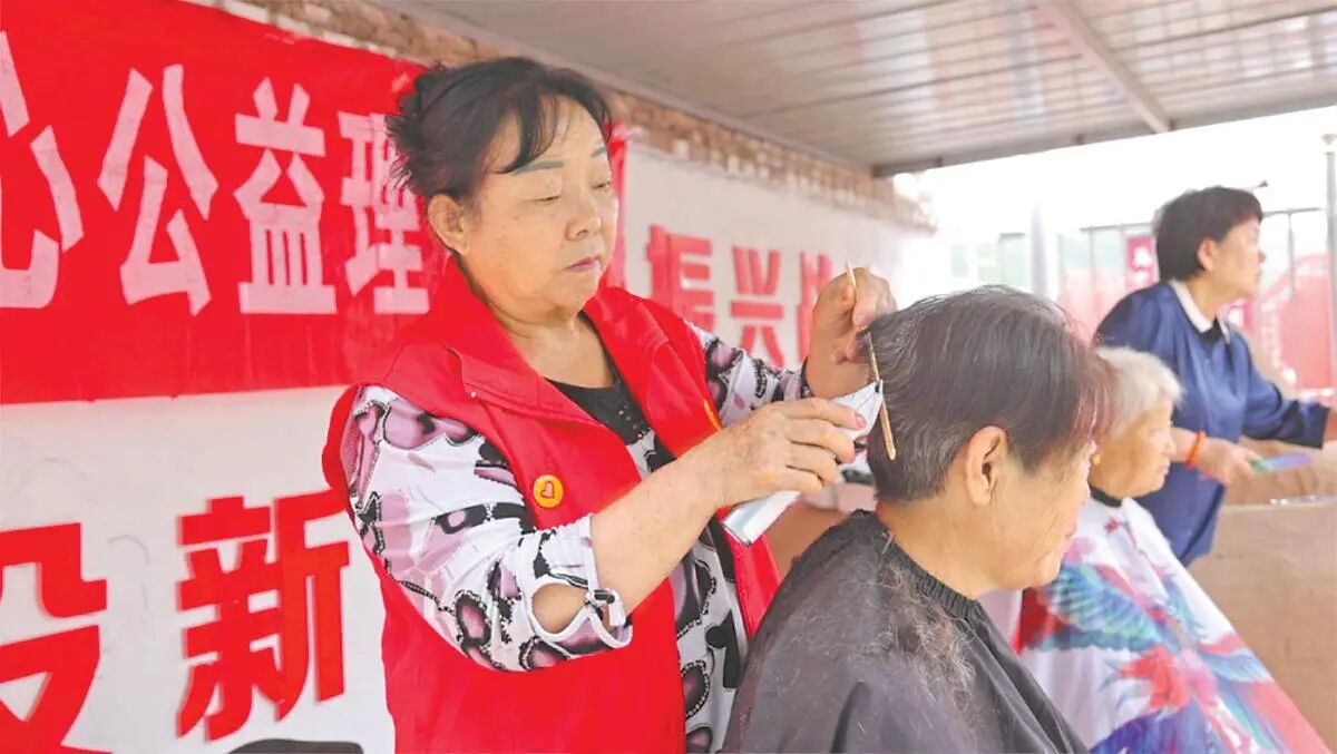 徒步十公里 义剪十年情——子洲县刘海英的“头等大事”
