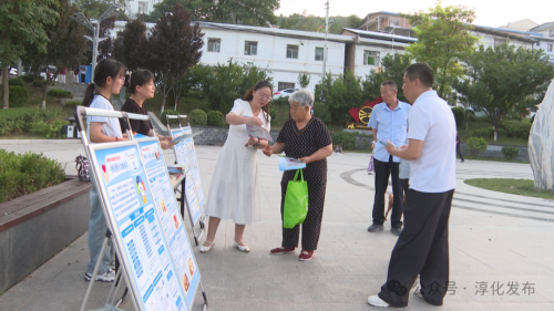 淳化县民政局开展《社会救助法》宣传活动
