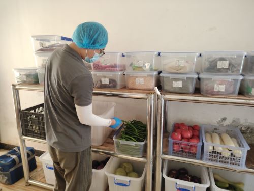 检测机构人员针对食品安全进行抽检 检测机构人员针对食品安全进行抽检