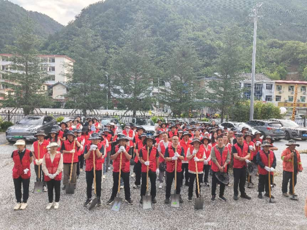 全域攻坚清顽疾 精治细管焕新颜｜柞水县红岩寺镇扎实开展老街安全环境集中整治行动