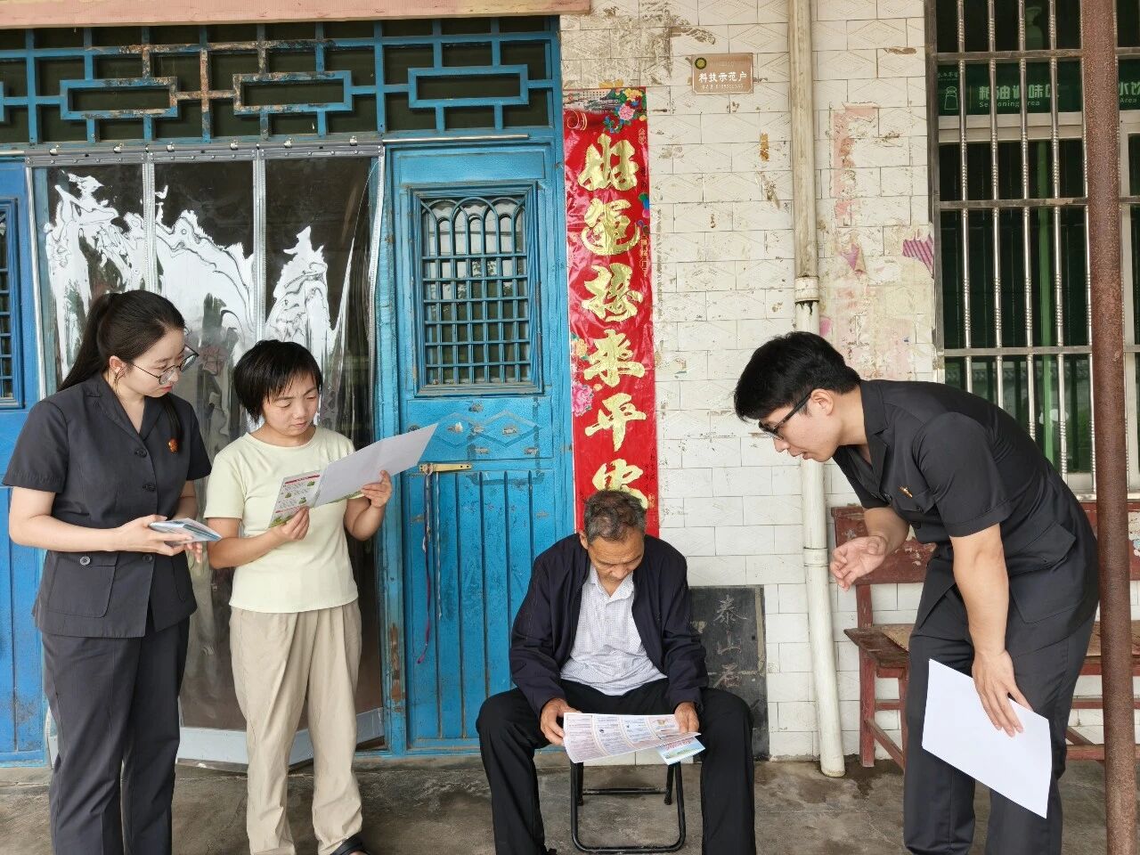 普法进村护青绿 法典护航好生态——潼关法院开展《中华人民共和国生态环境法典》普法宣传活动