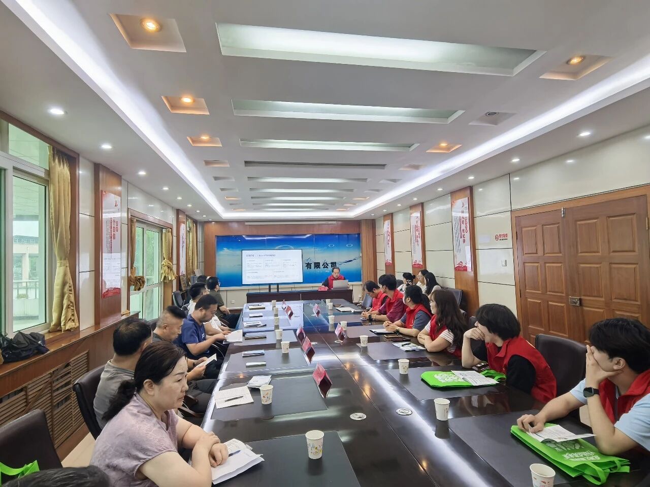 党建引领优服务 助企纾困促合规——宝鸡市环境保护宣教信息中心党支部将“环保课堂”搬进企业一线