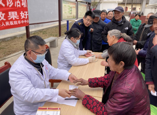 一片丹心写忠诚 三十四载践使命 ——记柞水县人民医院内二科主任张高峰的乡土行医路