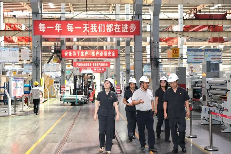 临渭区人民法院：金秋送法进企业 司法护航优营商