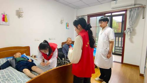 紫阳县中医医院医技科室党支部开展“爱心守护”特殊群体关爱志愿服务活动