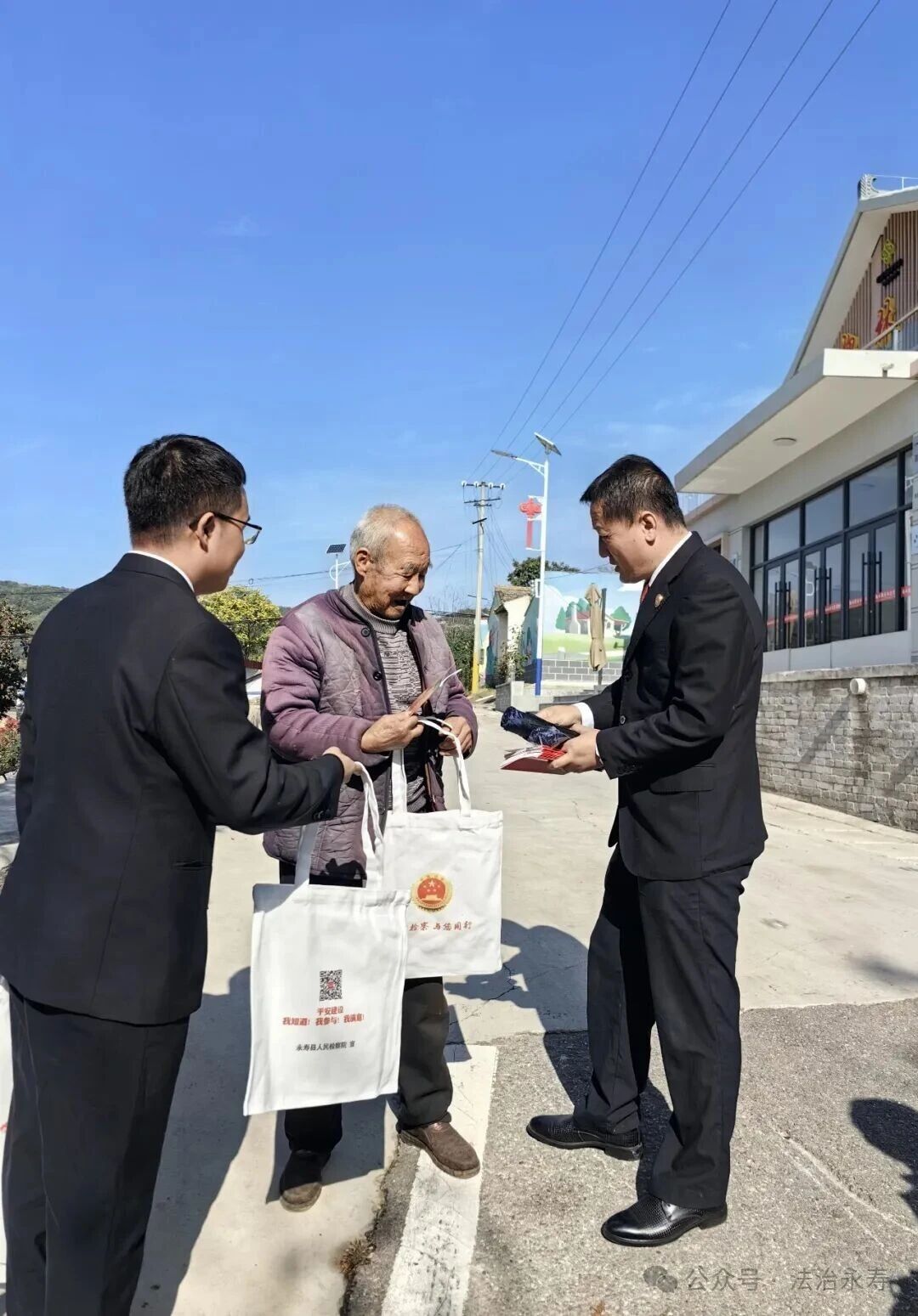 永寿检察院开展平安建设宣传  入户释法纾困赋能乡村治理